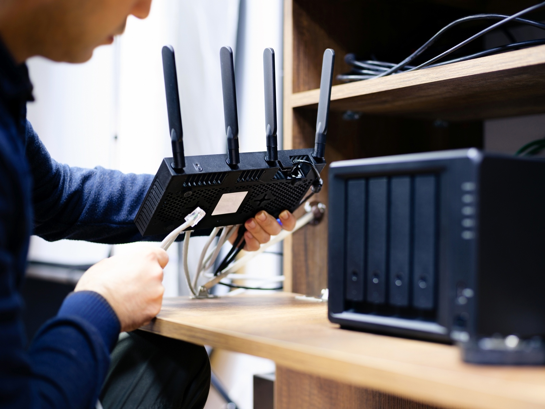 notebook em um repetidor Wi-Fi